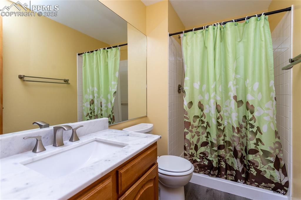 Image 39 of 48: Guest suite bathroom