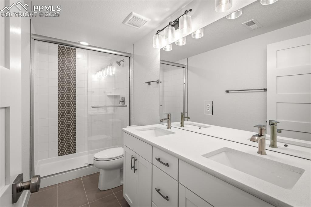 Image 33 of 39: Bathroom