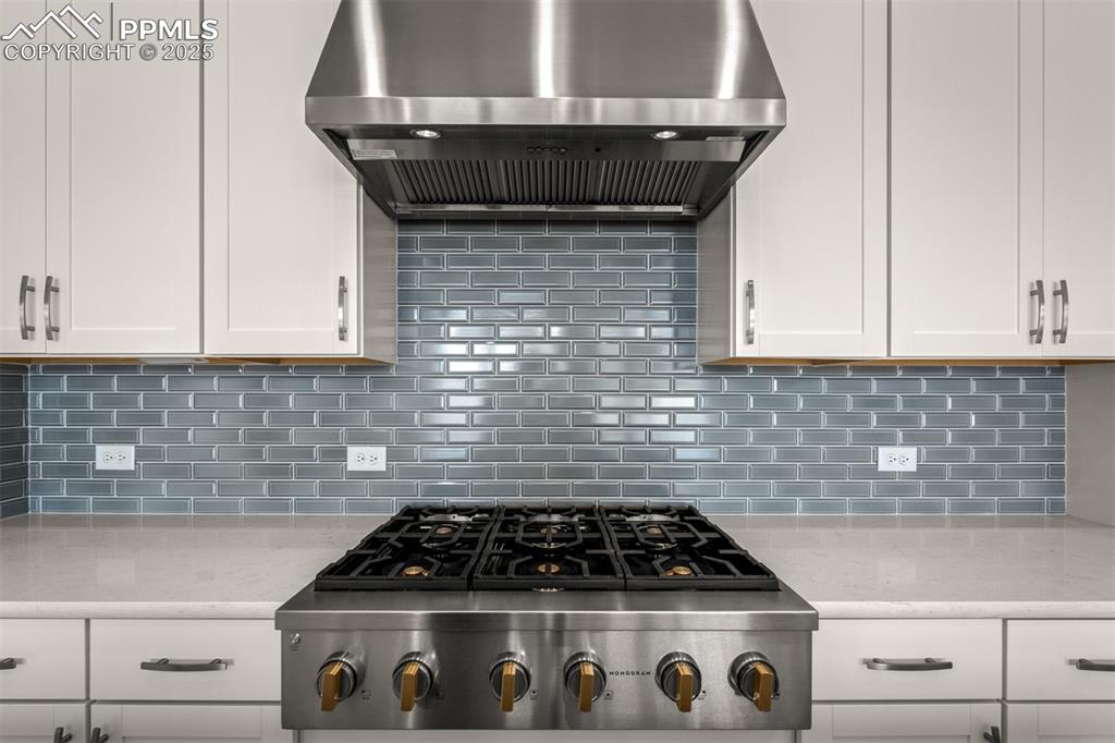 Image 9 of 39: Kitchen