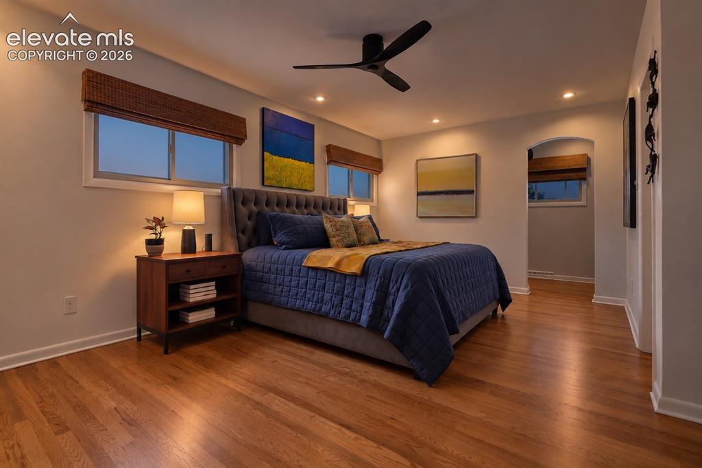 Image 14 of 36: Bedroom