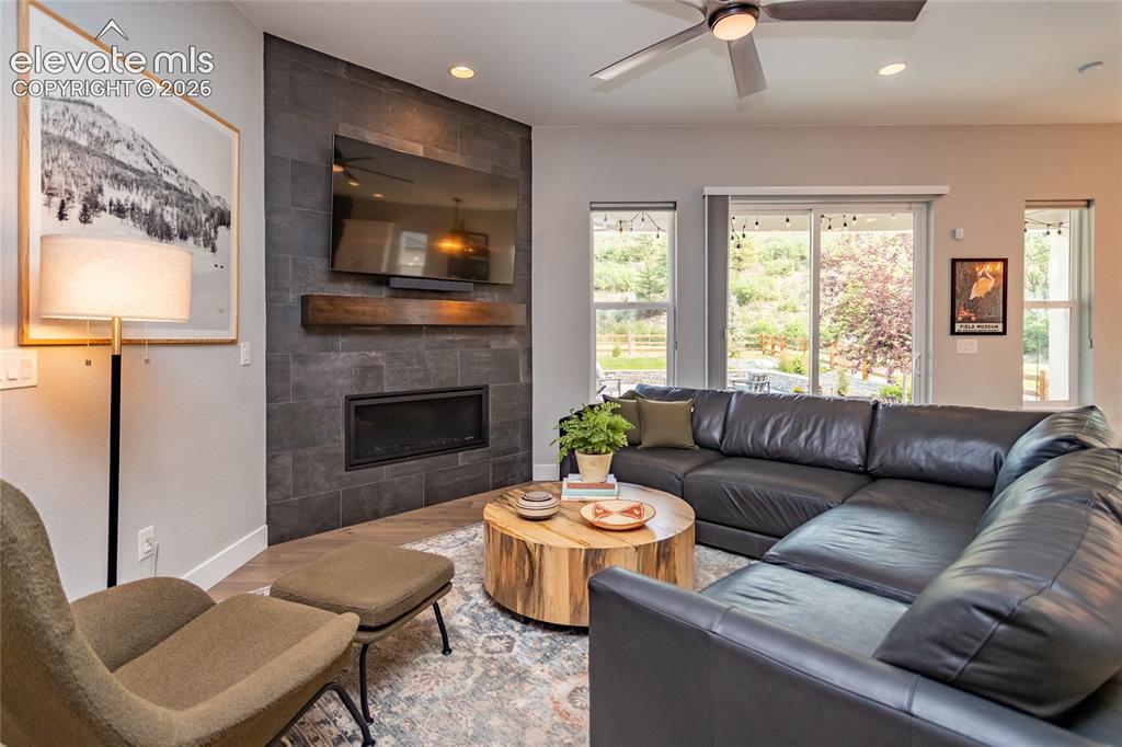 Image 11 of 40: Dining Area