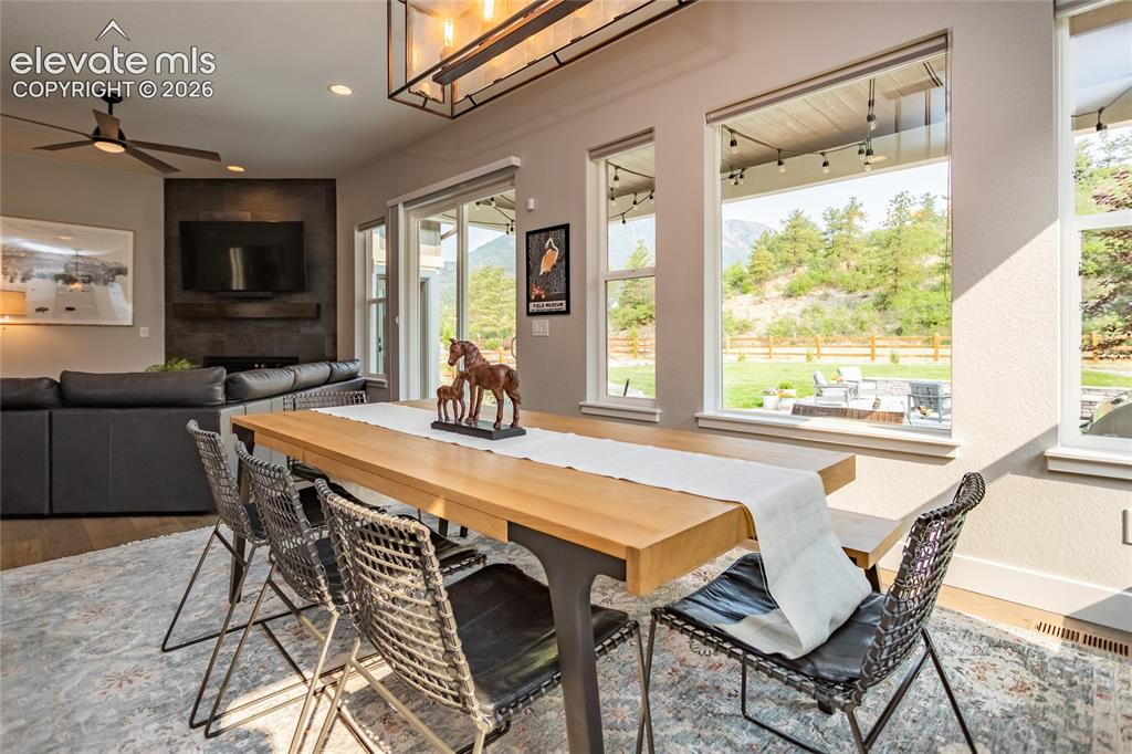 Image 14 of 40: Family Room