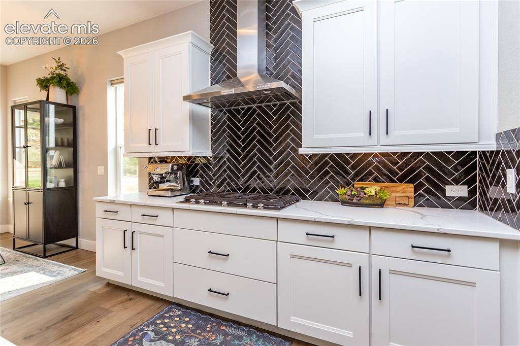 Image 16 of 40: Kitchen