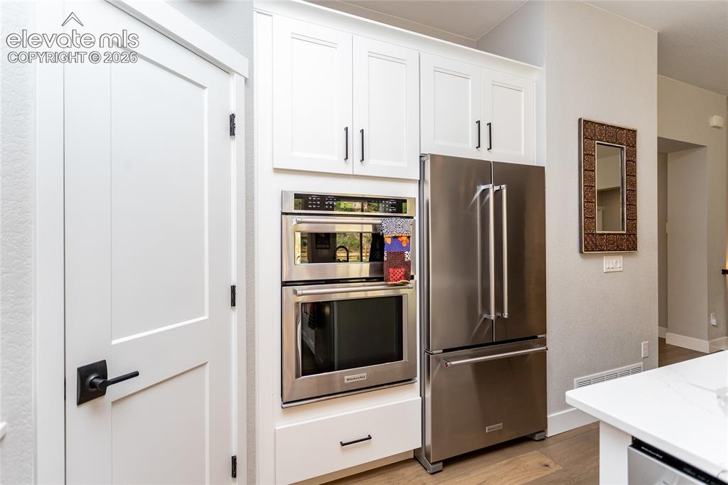 Image 17 of 40: Kitchen