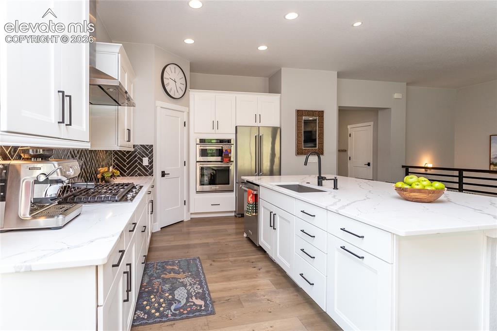 Image 19 of 40: Kitchen