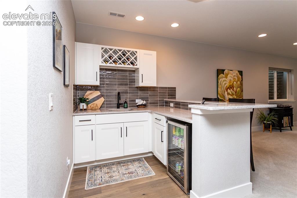 Image 33 of 40: Wet Bar 