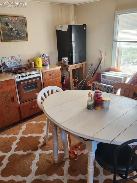 Image 10 of 15: Kitchen