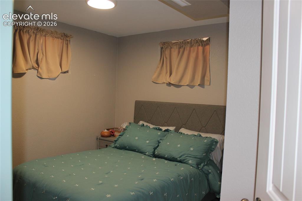 Image 18 of 25: Bedroom