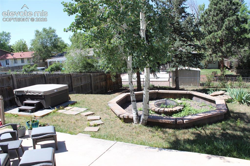 Image 20 of 25: Yard