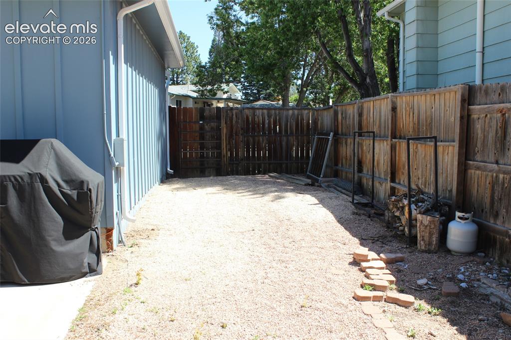 Image 22 of 25: Yard