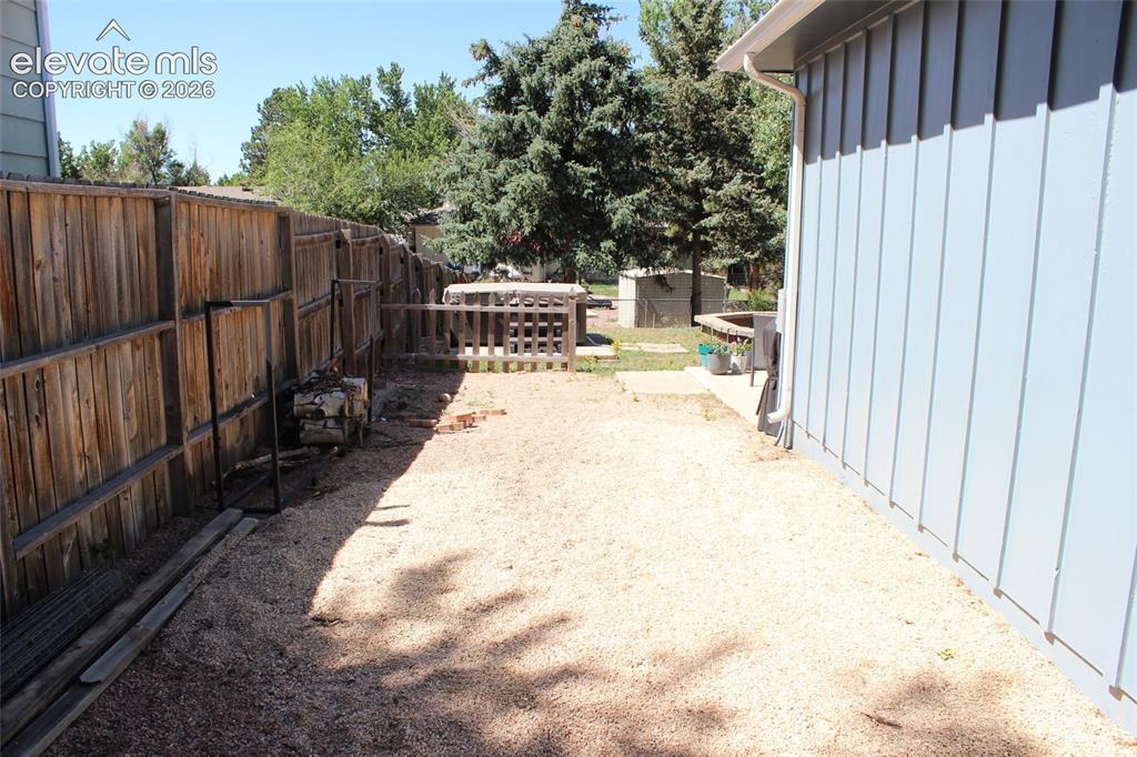 Image 23 of 25: Yard