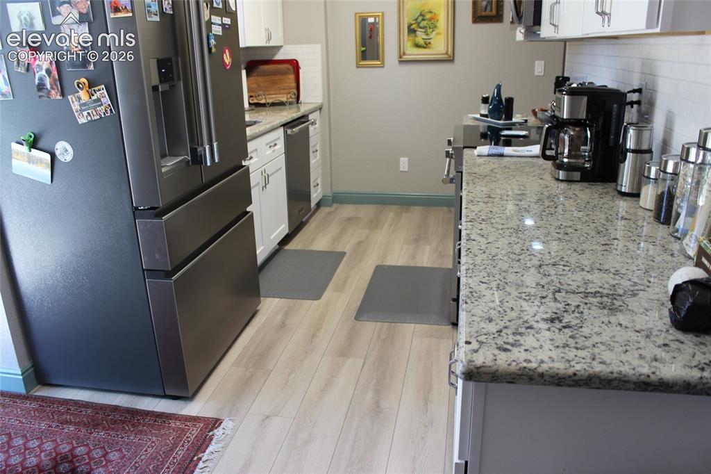 Image 6 of 25: Kitchen