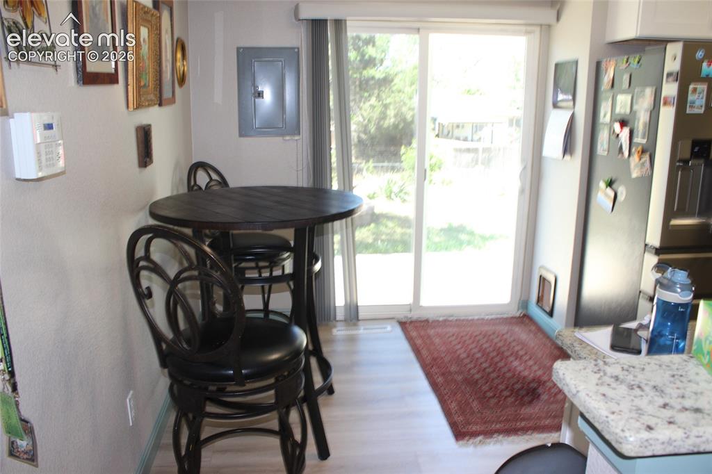 Image 7 of 25: Dining Area