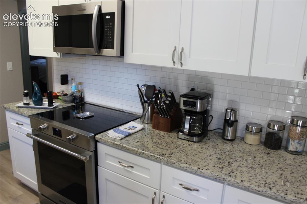 Image 8 of 25: Kitchen