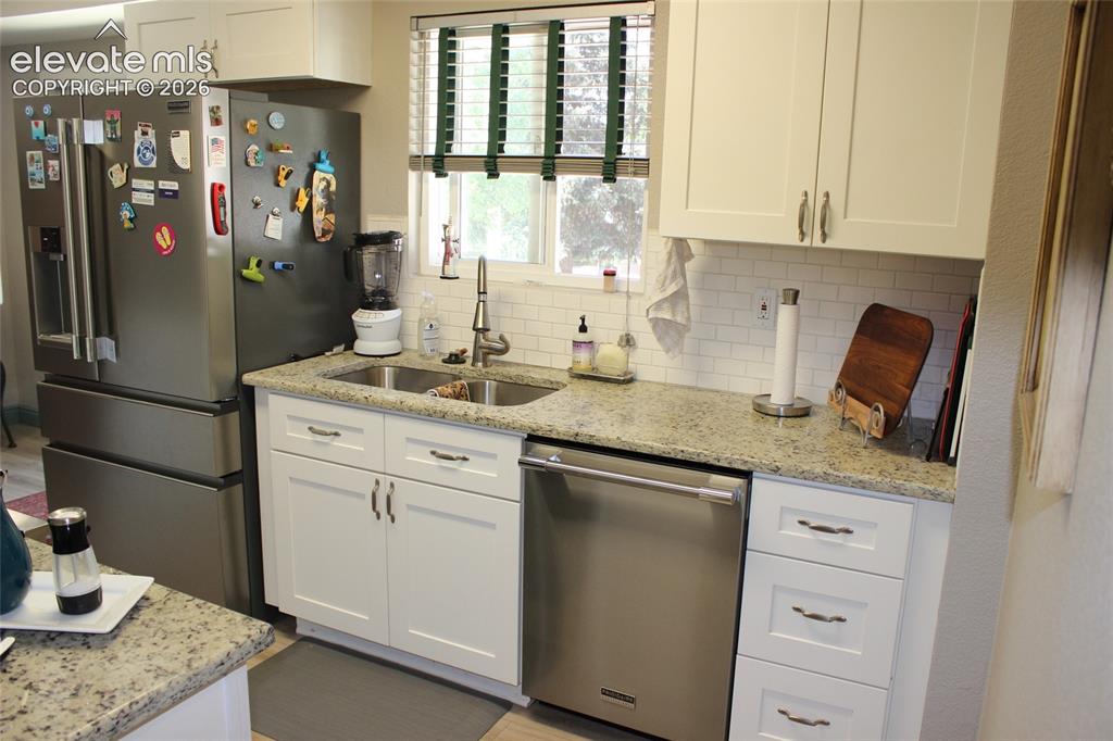 Image 9 of 25: Kitchen