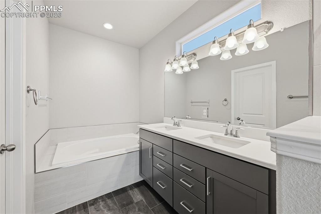 Image 24 of 42: Bathroom