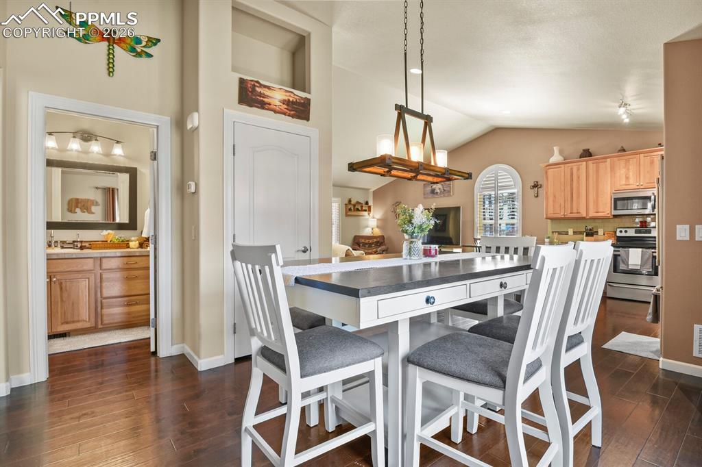 Image 12 of 27: Dining Area