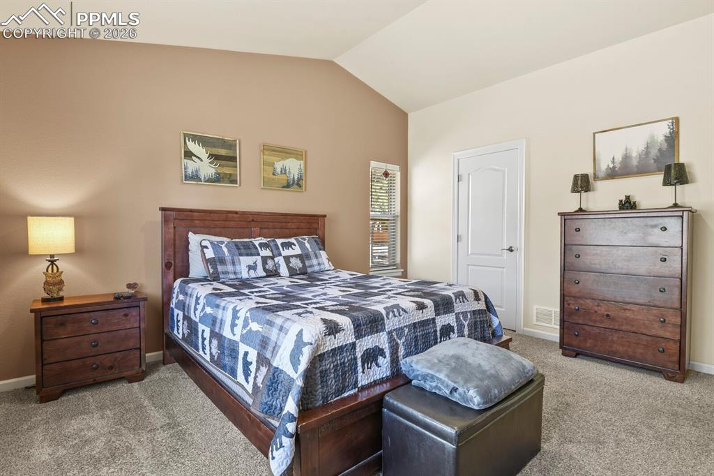 Image 15 of 27: Bedroom