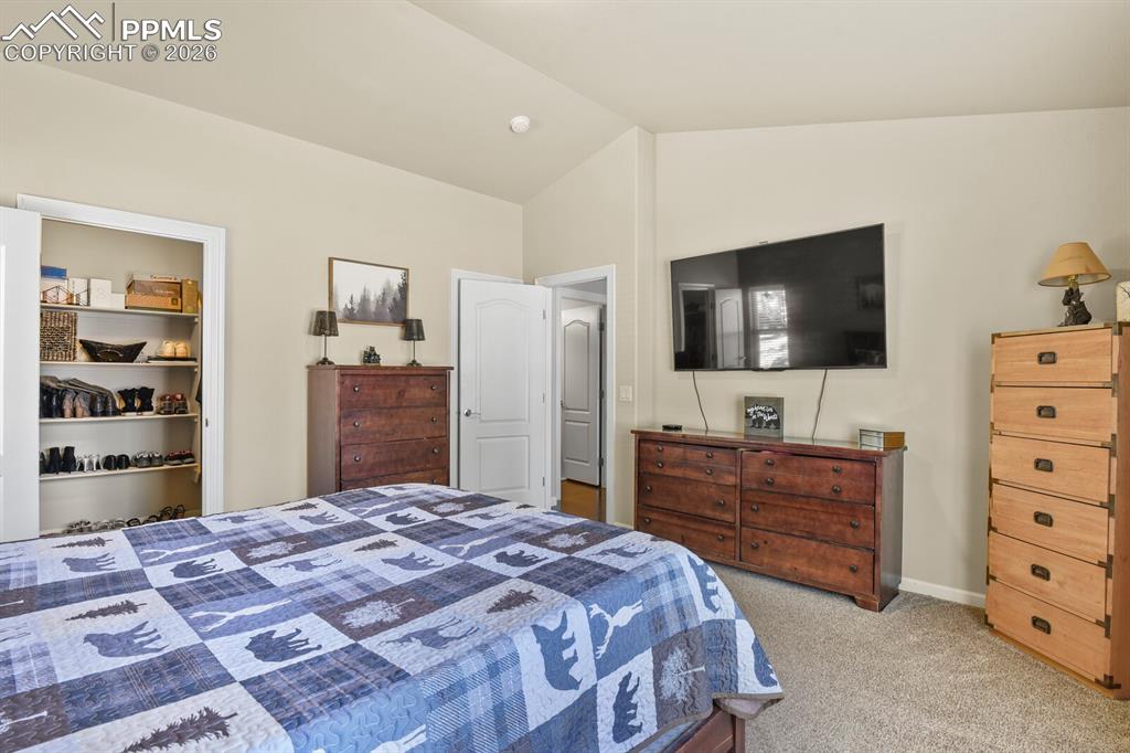 Image 16 of 27: Bedroom