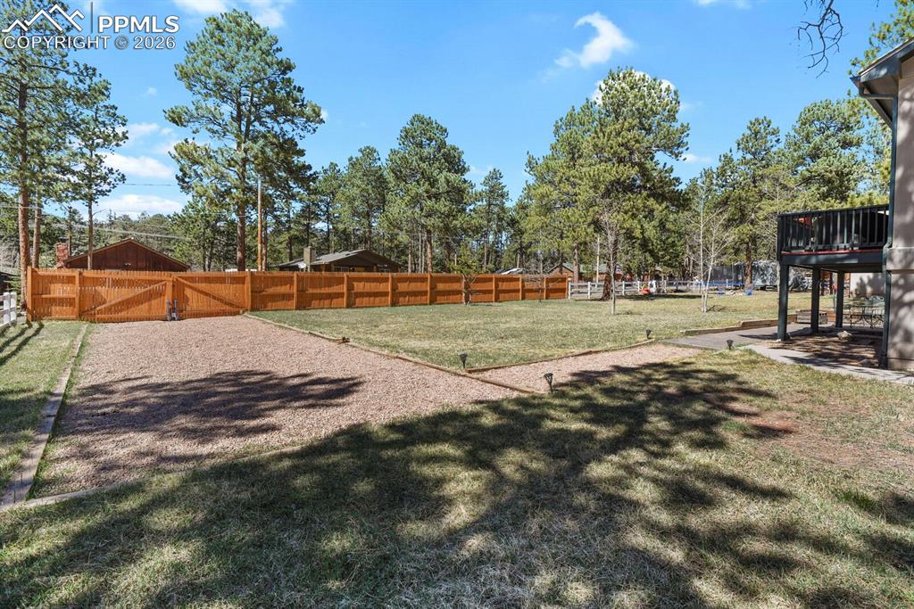 Image 22 of 27: Yard