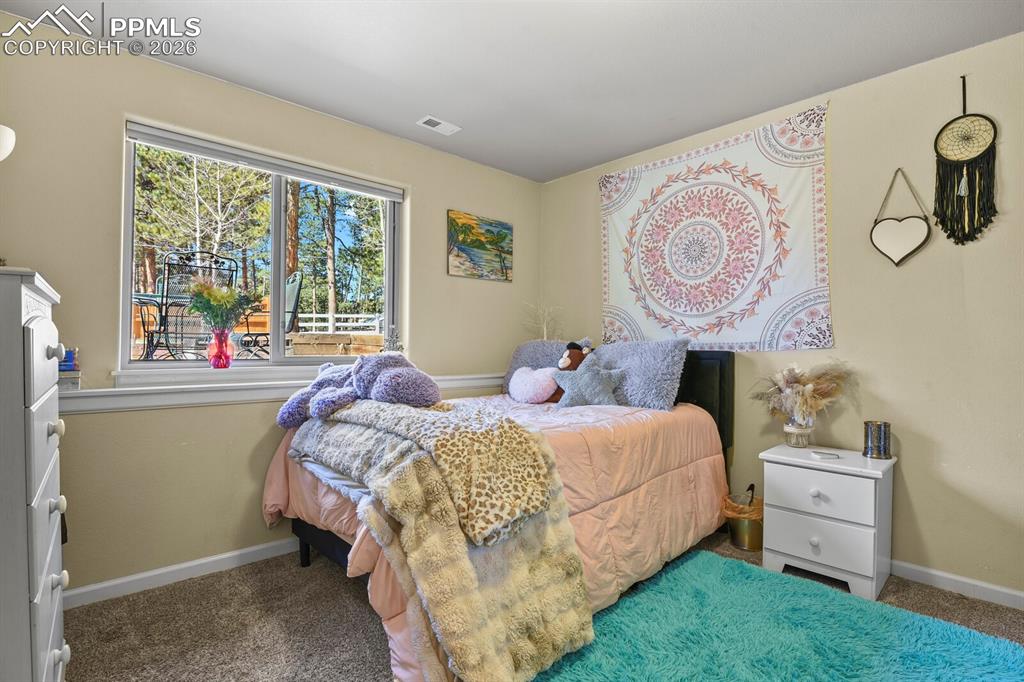 Image 24 of 27: Bedroom