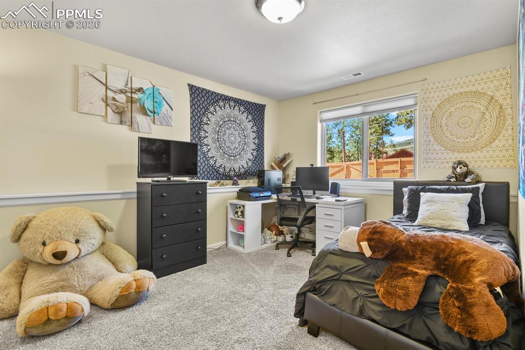 Image 25 of 27: Bedroom