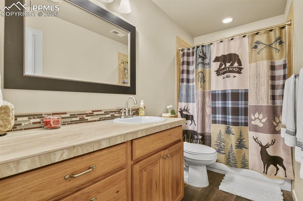 Image 26 of 27: Bathroom