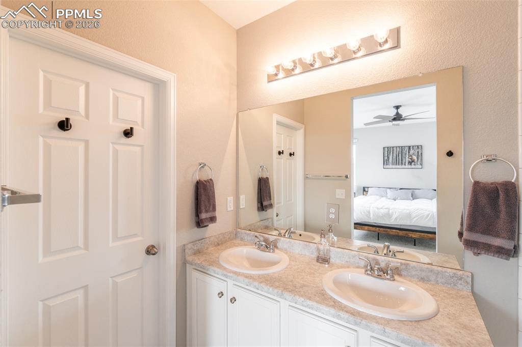 Image 13 of 27: Bathroom