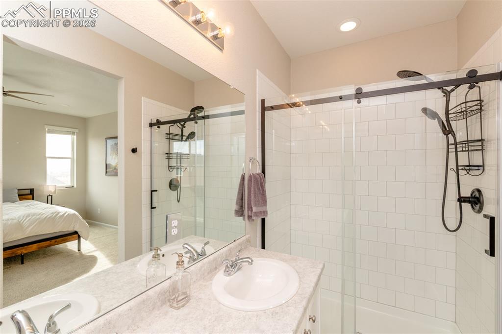 Image 14 of 27: Bathroom