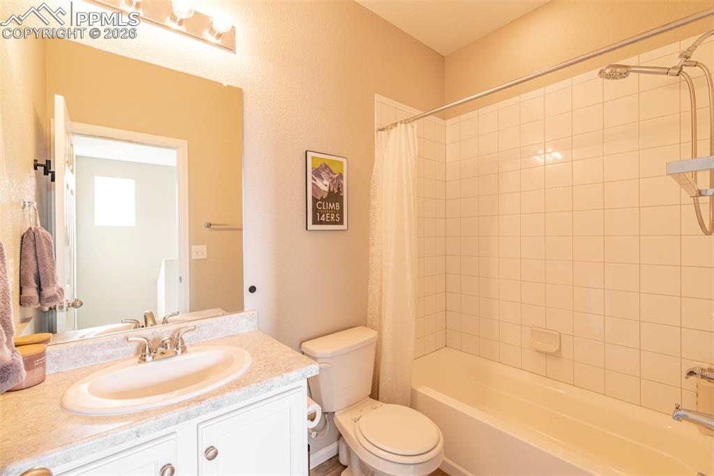 Image 19 of 27: Bathroom