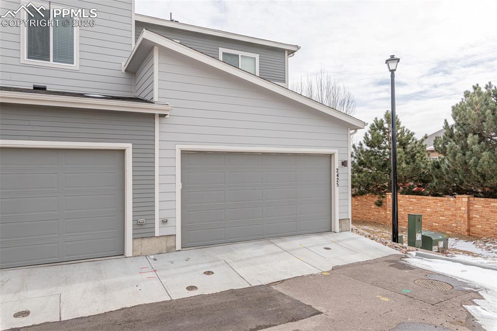 Image 25 of 27: Garage