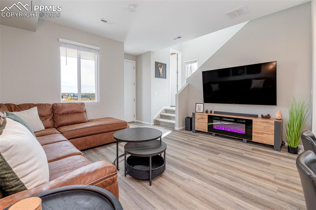 Image 4 of 27: Living Room