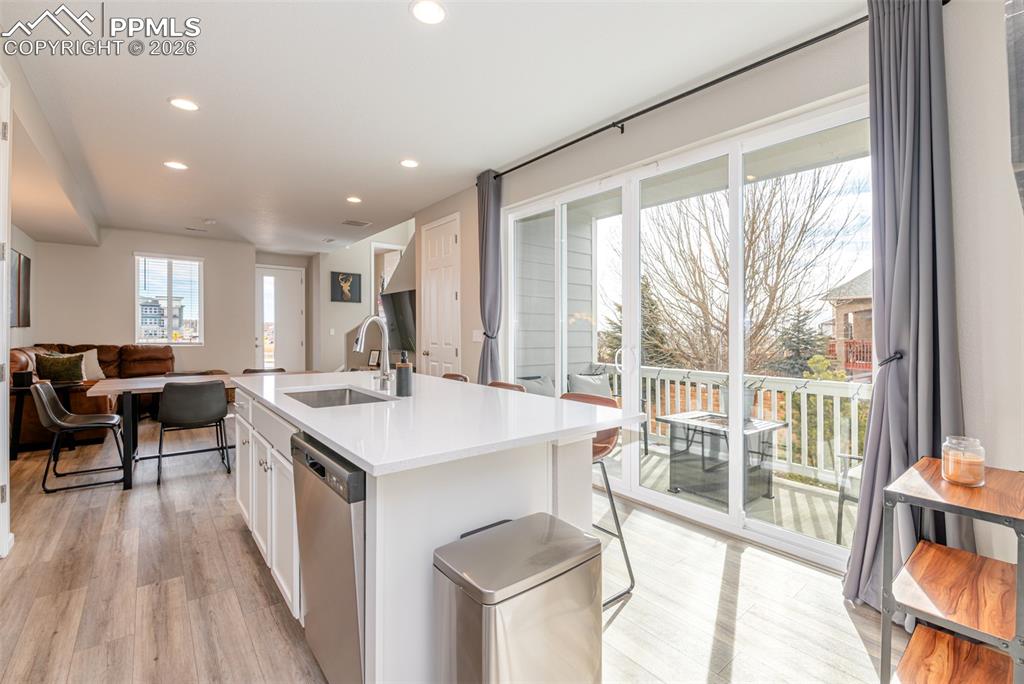 Image 7 of 27: Kitchen