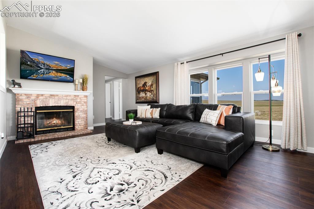 Image 19 of 50: Beautiful white quartz countertops!