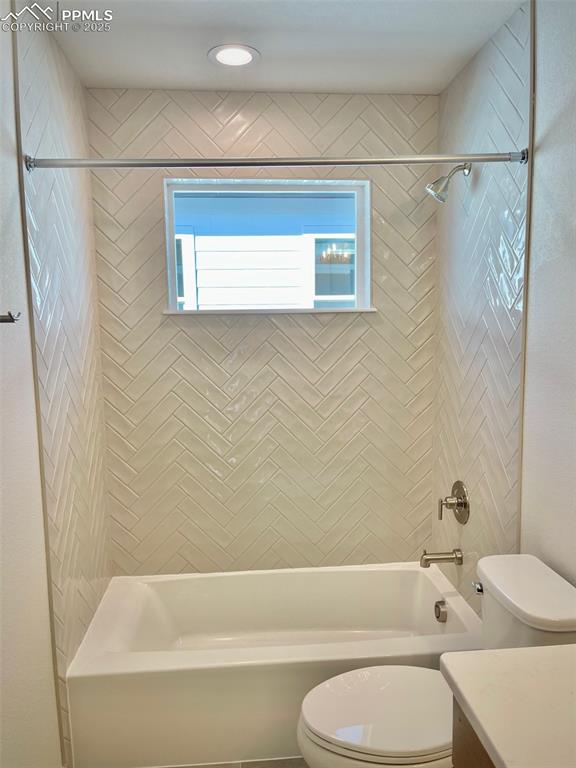 Image 16 of 28: Bathroom