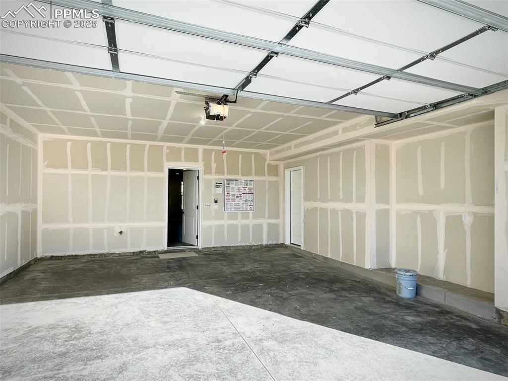 Image 20 of 28: Garage