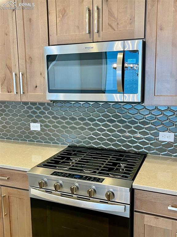 Image 7 of 28: Kitchen