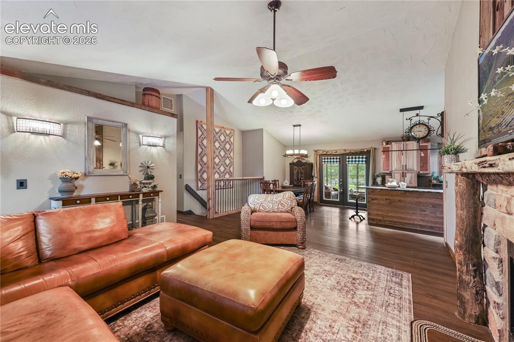 Image 13 of 50: Open Floorplan!