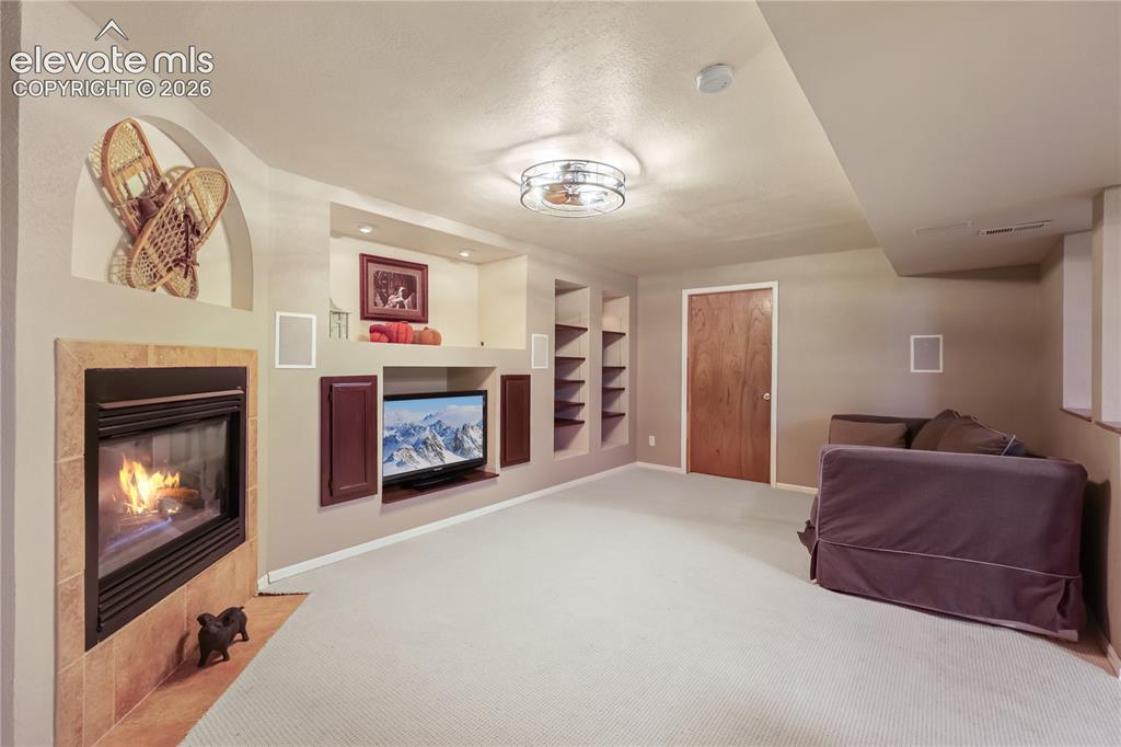 Image 25 of 50: Gas Fireplace!