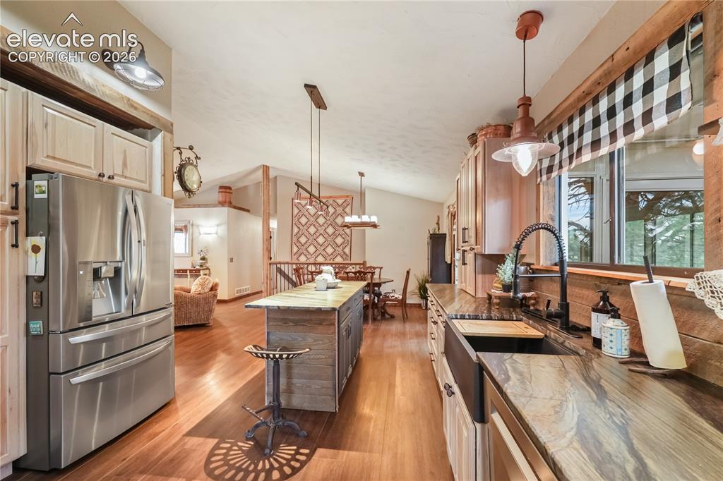 Image 7 of 50: Stainless appliances that stay!