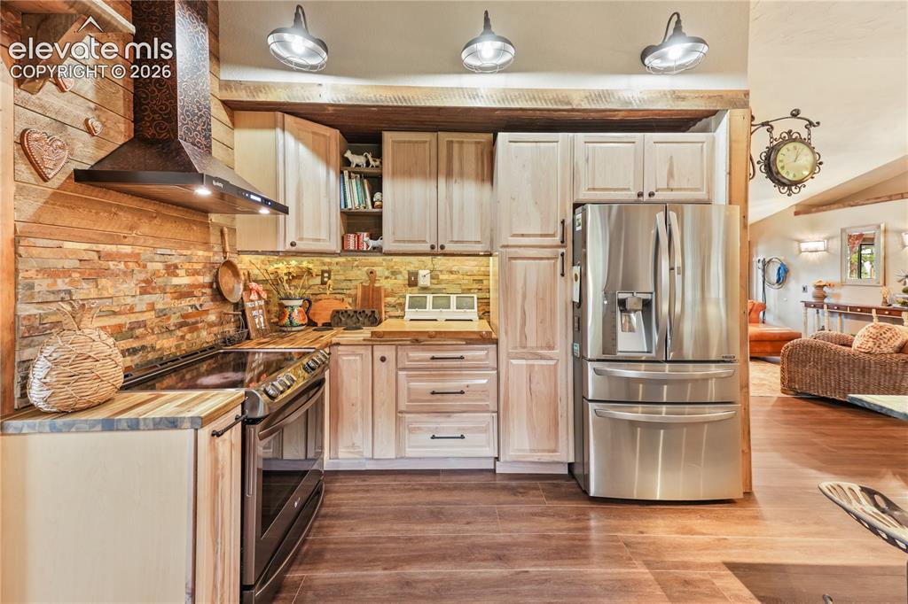 Image 8 of 50: Lots of counter space!