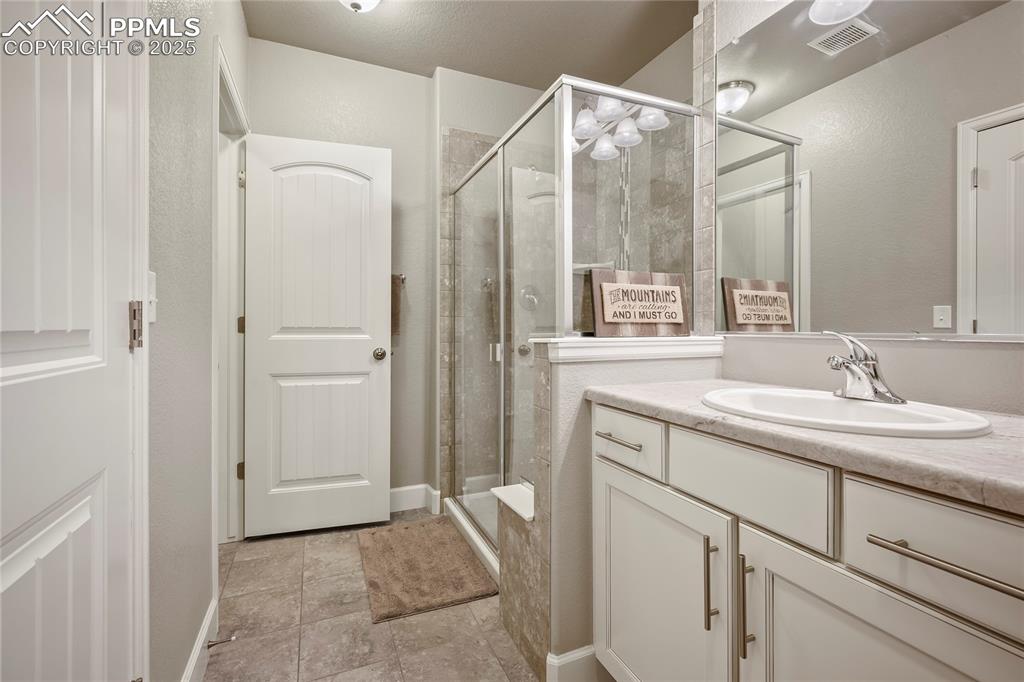 Image 19 of 26: Bathroom