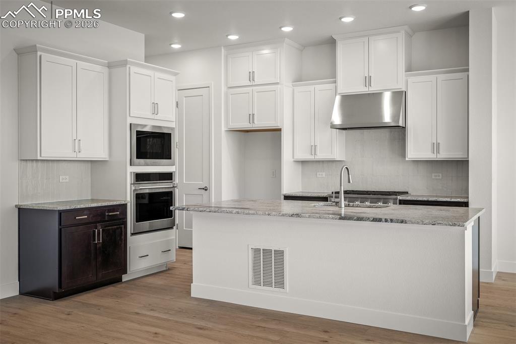Image 10 of 39: Kitchen