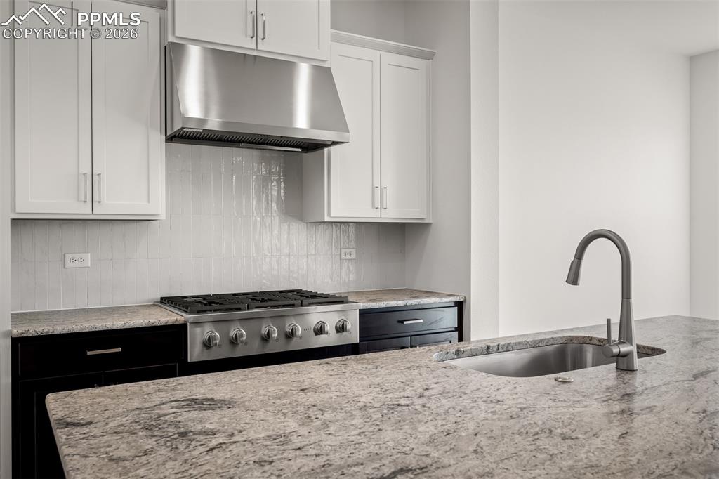 Image 11 of 39: Kitchen