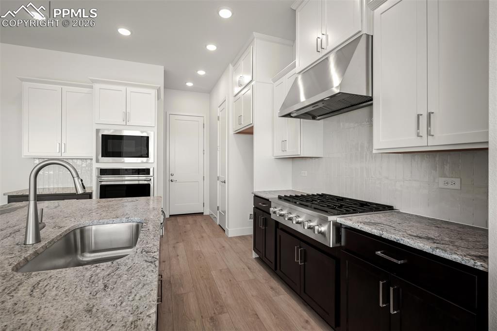 Image 13 of 39: Kitchen
