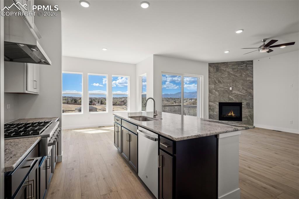 Image 14 of 39: Kitchen