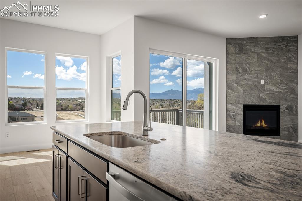 Image 15 of 39: Kitchen