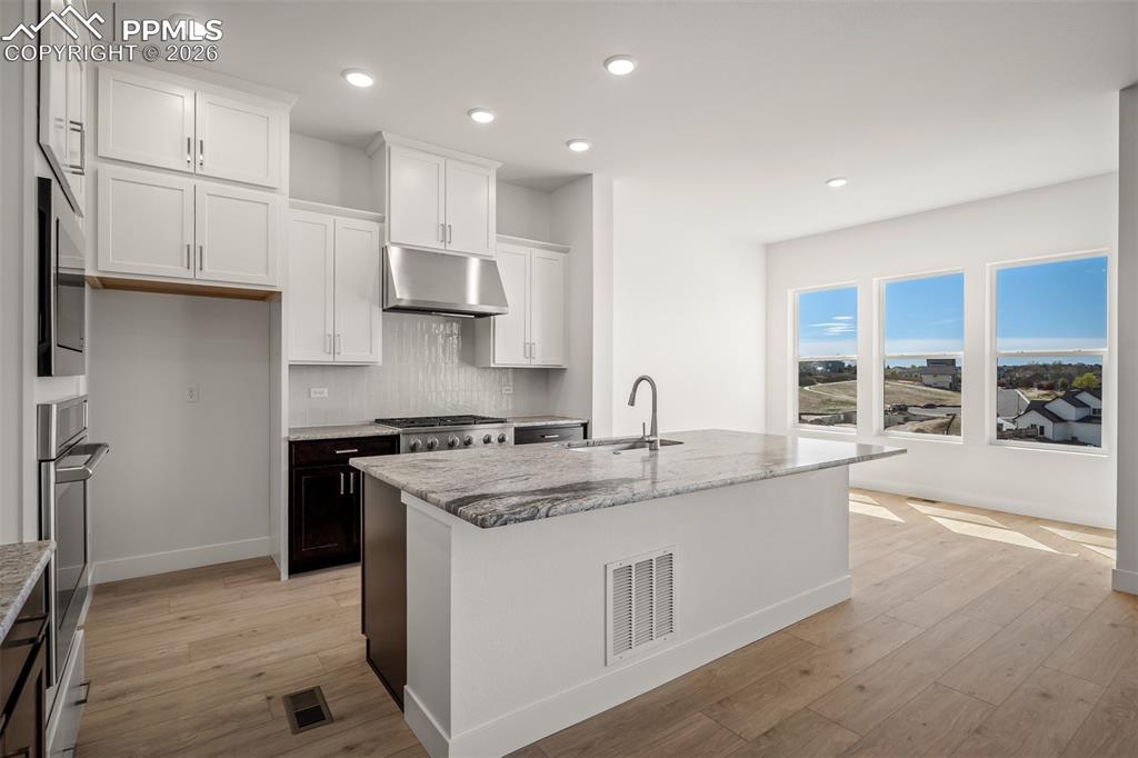 Image 9 of 39: Kitchen