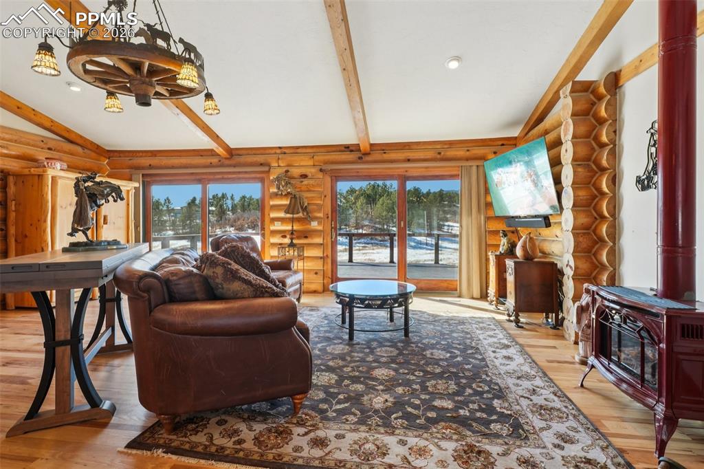 Image 3 of 40: Light and bright great room