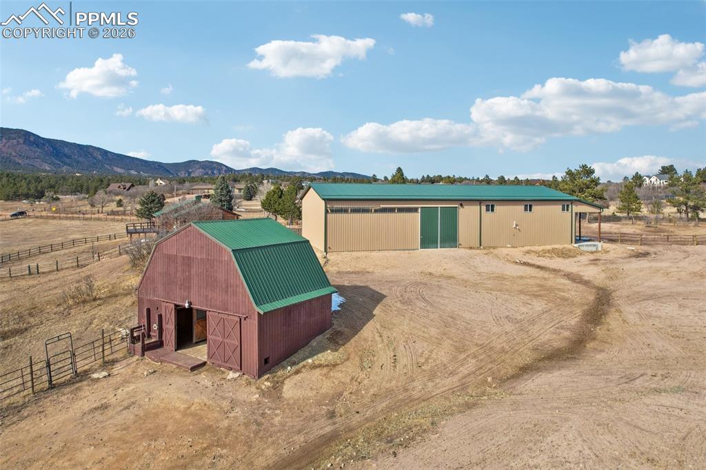 Image 36 of 40: Barn and Outbuilding
